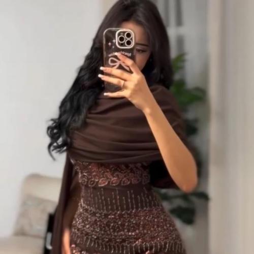 فستان سهرة بني براق بتطريز فاخر مع شال أنيق