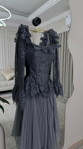 فستان دانتيل سماوي فاخر بتصميم كورسيه وبليسيه