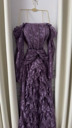 فستان بنفسجي راقي بتفاصيل دانتيل أنثوية