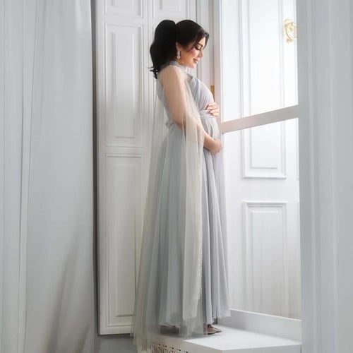 فستان سهرة رمادي شيفون راقي مع كاب شفاف طويل