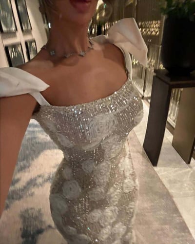 فستان سهرة بيج أنيق بتطريز وردي بارز وربطة كتف فاخ...