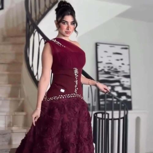 فستان سهرة عنابي بكتف واحد وتطريز كريستالي فاخر