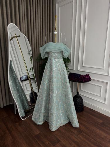 فستان سهرة أخضر فاتح مطرز بذوق ملكي