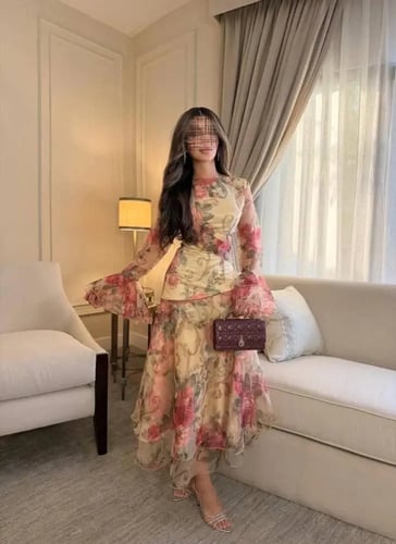 فستان "نرجس" ميدي بطبعات الورود وأكمام كلوش واسعة.