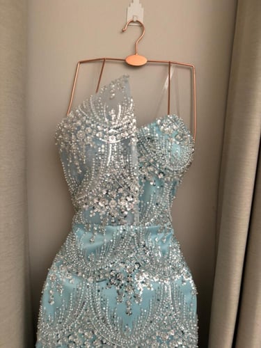 فستان سهرة سماوي مطرز بالفضي