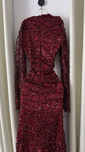 فستان سهرة عنابي مطرز بأكمام طويلة فخمة