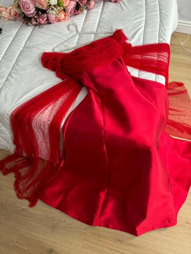 فستان سهرة أحمر بأكمام تول وتطريز فاخر