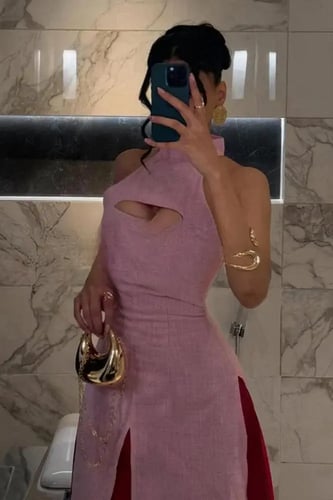 فستان "توليب" ميدي وردي بطبقات مزدوجة وقصة "هالتر"