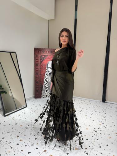 فستان سهرة زيتوني ساتان بورد 3D منسدل