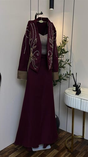 فستان سهرة برغندي بوشاح وتطريز ورود ذهبي