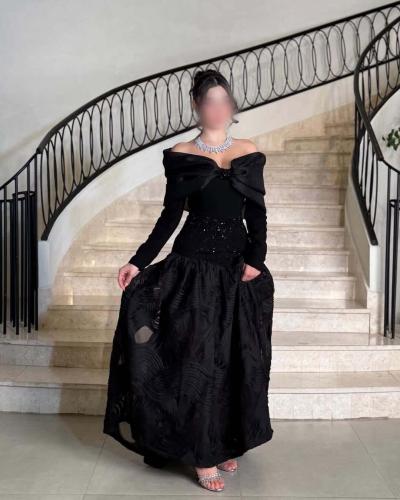 فستان سهرة أسود فاخر بتصميم عصري ولمسات براقة