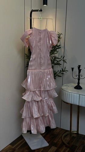 فستان سهرة وردي لامع بطبقات كشكشة فاخرة