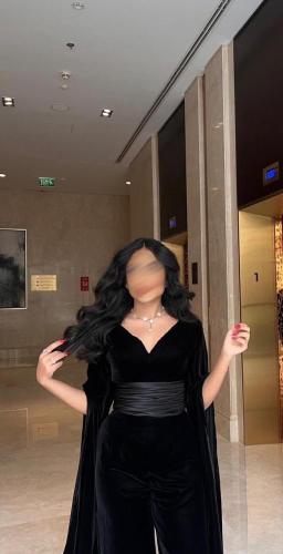 جمبسوت مخملي أسود بقصّة ملكية فاخرة