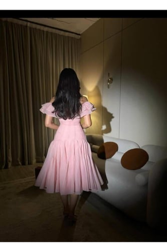 فستان وردي أنيق مكشوف الأكتاف بتفاصيل ناعمة