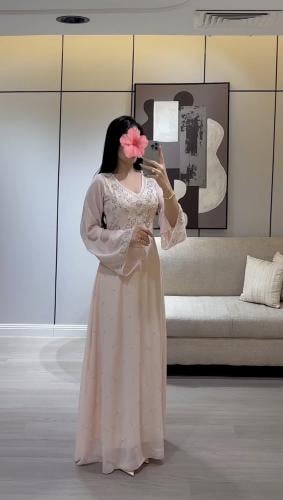 جلابية بيج أنيقة بتطريز ناعم فاخر