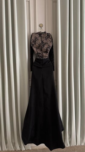 فستان أسود دانتيل فخم بتصميم كورسيه راقٍ