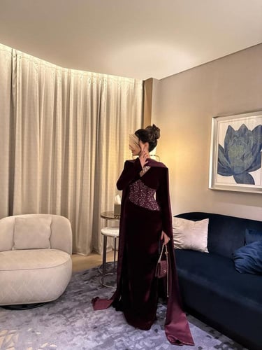 فستان عنابي مخملي بكاب ملكي وتطريز فاخر