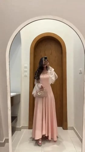 فستان “بيلا روز” طويل وردي بأكمام دانتيل