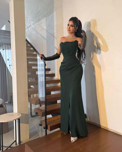 فستان سهرة أخضر داكن مطرز مع قفازات شبكية أنيقة