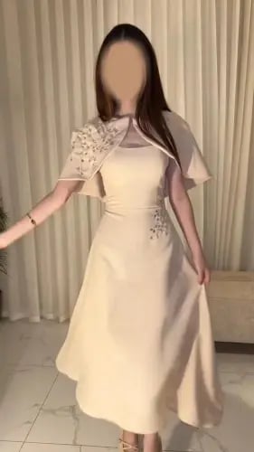 فستان كريمي راقٍ مع كاب مطرز بالكريستال