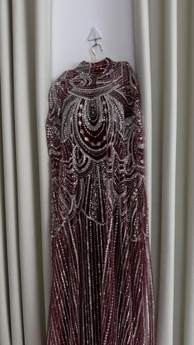 فستان سهرة عنابي مطرز بالكامل بالكريستال