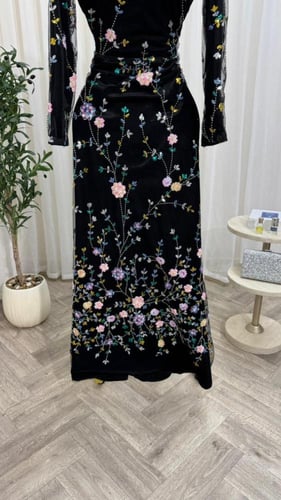 فستان أسود ملكي بتطريز ورود لامع وأكمام طويلة