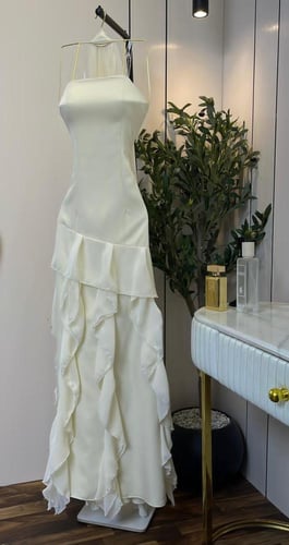 فستان كريمي رقيق بطبقات رفلز لإطلالة العيد