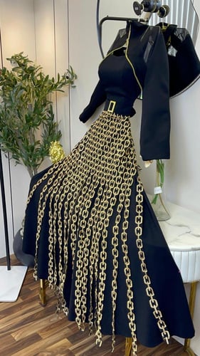 فستان سهرة أسود بسلاسل ذهبية وهيكل كورسيه