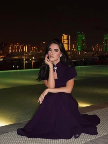 فستان “ليالي رويال” ميدي بقصة كاب أنيقة