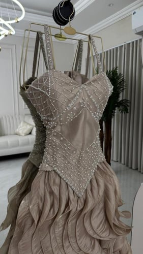 فستان سهرة شامبين مرصع بكورسيه وشق