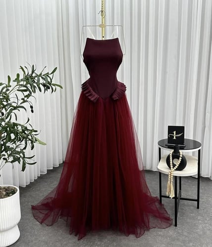 فستان سهرة عنابي بقصة كورسيه وتنورة تول واسعة