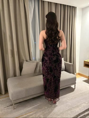 فستان سهرة بنفسجي مطرّز بنقش فاخر لامع