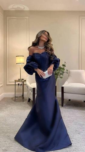 فستان سهرة كحلي بكورسيه وأكمام منفوشة فاخرة