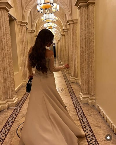 فستان سهرة بيج أنيق بكورسيه دانتيل