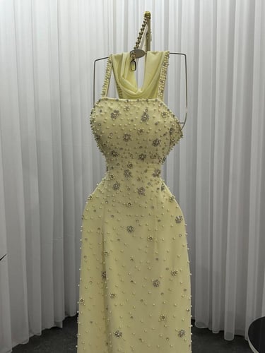 فستان سهرة أصفر مطرز بكريستالات وقصة ضيقة أنيقة