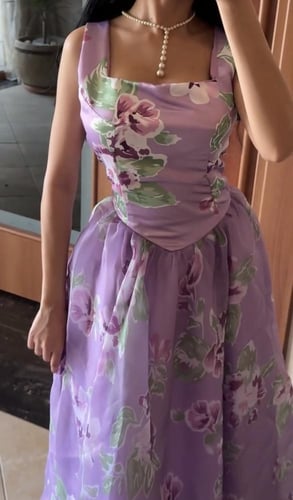فستان موف مزهر بقصة أنثوية ناعمة