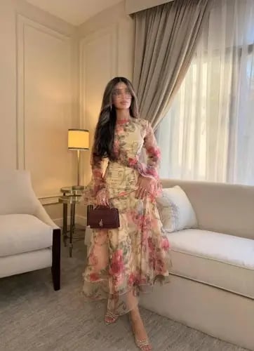 فستان "نرجس" ميدي بطبعات الورود وأكمام كلوش واسعة.