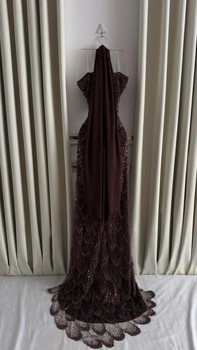 فستان شوكولاتة مطرّز بترتر فاخر وقصّة ضيقة