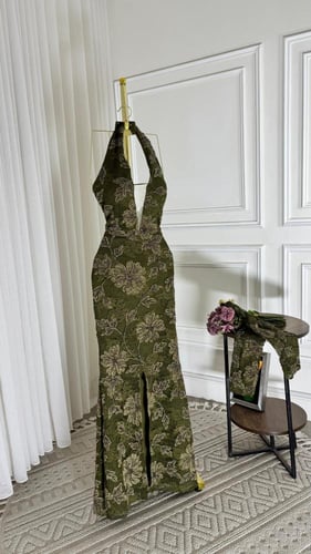 فستان سهرة أخضر مطرز بتفاصيل زهرية فاخرة