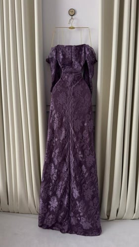 فستان بنفسجي راقي بتفاصيل دانتيل أنثوية