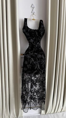 فستان سهرة أسود فاخر مطرز يدوياً بتصميم راقٍ