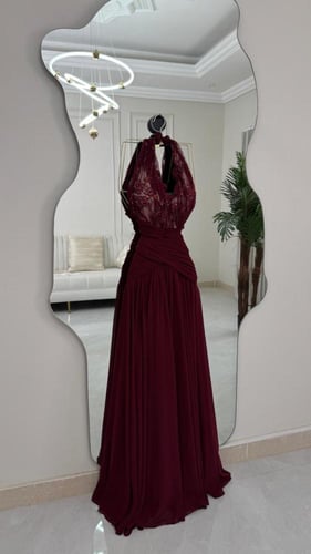 فستان خمري دانتيل فاخر بقصّة ملكية