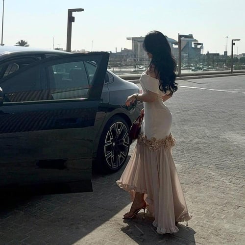 فستان أوف شولدر عاجي بذيل شيفون وتطريز ورد