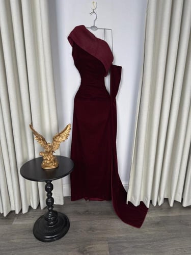 فستان سهرة مخملي عنابي كتف واحد بكم منفصل