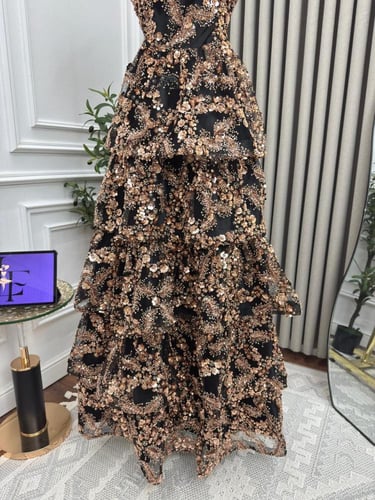 فستان سهرة أسود مطرز ذهبي بطبقات فاخرة