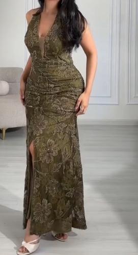 فستان سهرة أخضر مطرز بتفاصيل زهرية فاخرة