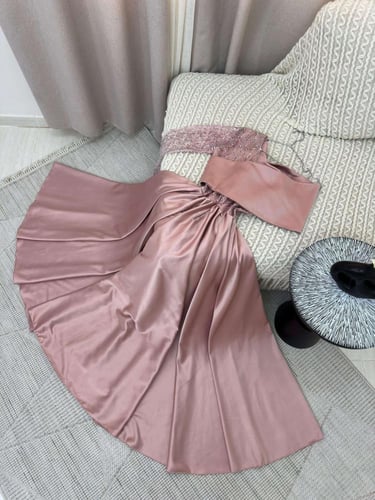 فستان سهرة ذهبي وردي بكتف مكشوف وتطريز فاخر