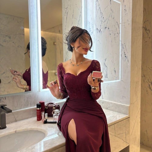 فستان سهرة بورغندي أنيق بشق جانبي راقٍ