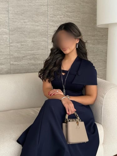 فستان "نايت بلو" ميدي بياقة كاب وأزرار زينة