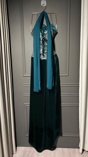 فستان زمردي مخمل بكورسيه مطرز